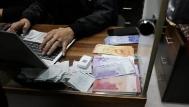 بلبلة بين السوريين حول العملة القديمة.. "المحلات لا تأخذها" 37 بلبلة بين السوريين حول العملة القديمة.. "المحلات لا تأخذها"