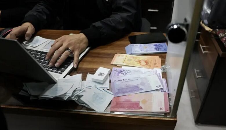 بلبلة بين السوريين حول العملة القديمة.. "المحلات لا تأخذها" 1 بلبلة بين السوريين حول العملة القديمة.. "المحلات لا تأخذها"