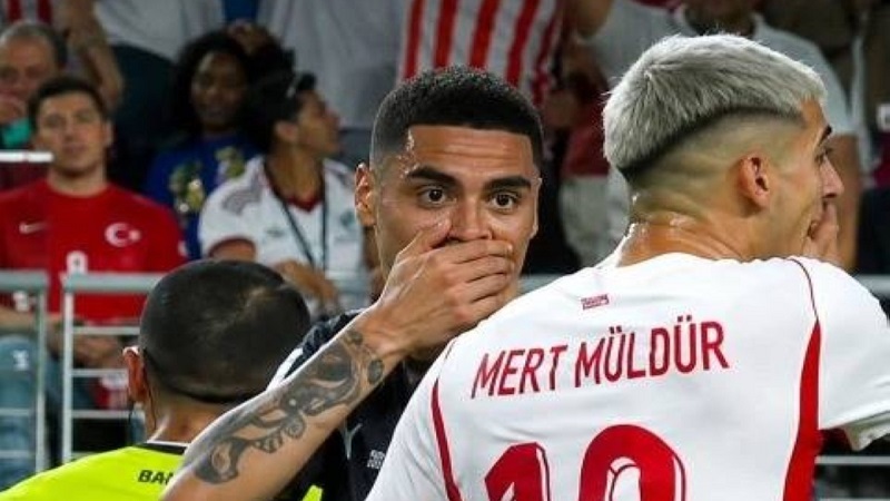 أول بطاقة حمراء في تاريخ المونديال تنهي مؤامرات الهمس بالملاعب 2 أول بطاقة حمراء في تاريخ المونديال تنهي مؤامرات الهمس بالملاعب