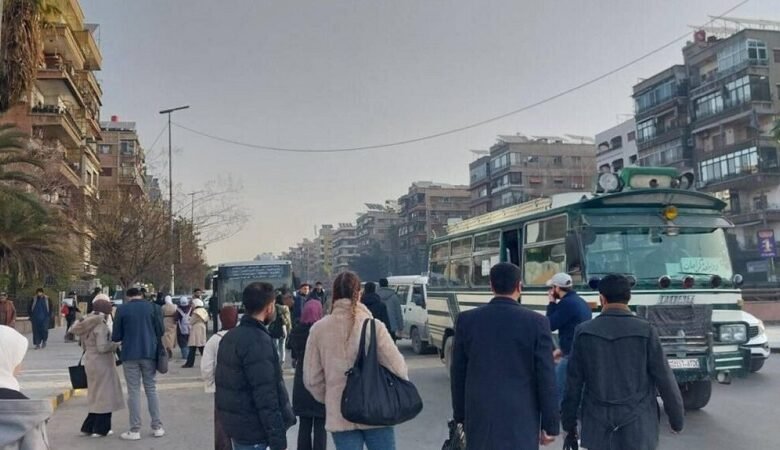 كلفة المواصلات.. عبء متصاعد يستنزف دخل العاملين والطلاب