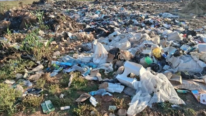 شواطئ اللاذقية.. بين السياحة وتراكم النفايات! 2 شواطئ اللاذقية.. بين السياحة وتراكم النفايات!