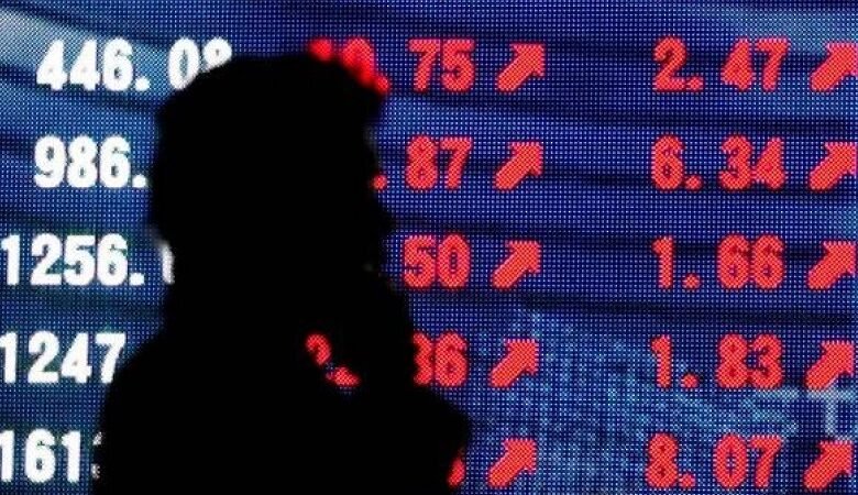 أسواق الخليج تتراجع مع تصاعد الصراع وإغلاق «هرمز» 1 أسواق الخليج تتراجع مع تصاعد الصراع وإغلاق «هرمز»