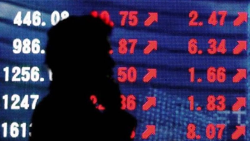 أسواق الخليج تتراجع مع تصاعد الصراع وإغلاق «هرمز»