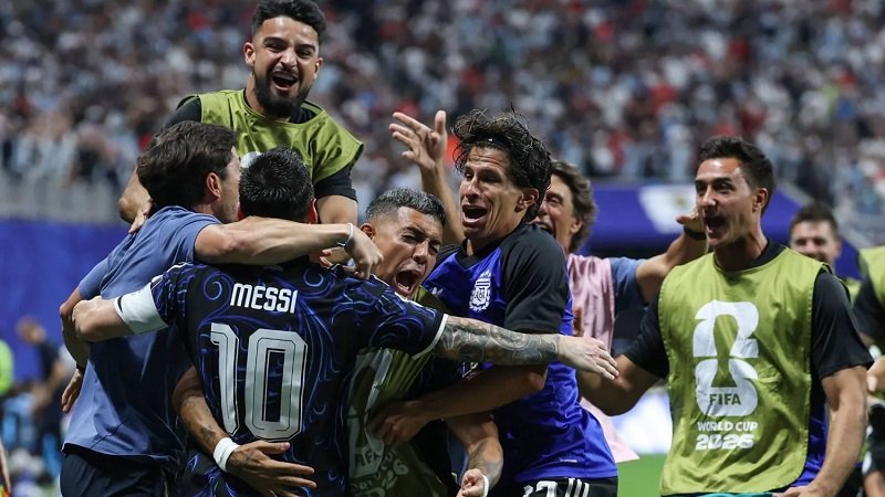 الأرجنتين تهزم إنكلترا وتحجز مقعدها في نهائي كأس العالم 2 الأرجنتين تهزم إنكلترا وتحجز مقعدها في نهائي كأس العالم