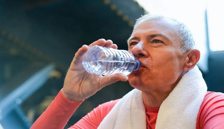 هل تشرب الماء بالطريقة الصحيحة؟ 8 أخطاء يجب تجنبها
