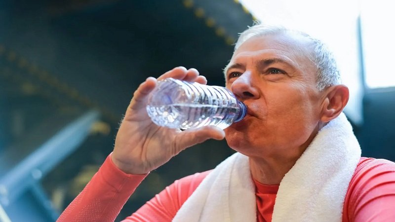 هل تشرب الماء بالطريقة الصحيحة؟ 8 أخطاء يجب تجنبها