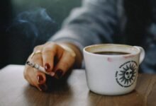 القهوة والسكر والسجائر... لماذا يعشقها الدماغ رغم أضرارها؟