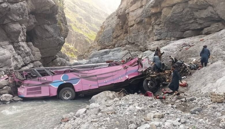 باكستان: وفاة 40 شخصاً إثر سقوط حافلة في واد ضيق 1 باكستان: وفاة 40 شخصاً إثر سقوط حافلة في واد ضيق