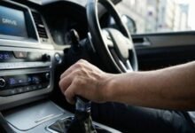 ماذا يحدث عند تحويل ناقل الحركة إلى وضعية P أثناء القيادة؟ 2 ماذا يحدث عند تحويل ناقل الحركة إلى وضعية P أثناء القيادة؟