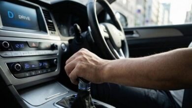 ماذا يحدث عند تحويل ناقل الحركة إلى وضعية P أثناء القيادة؟