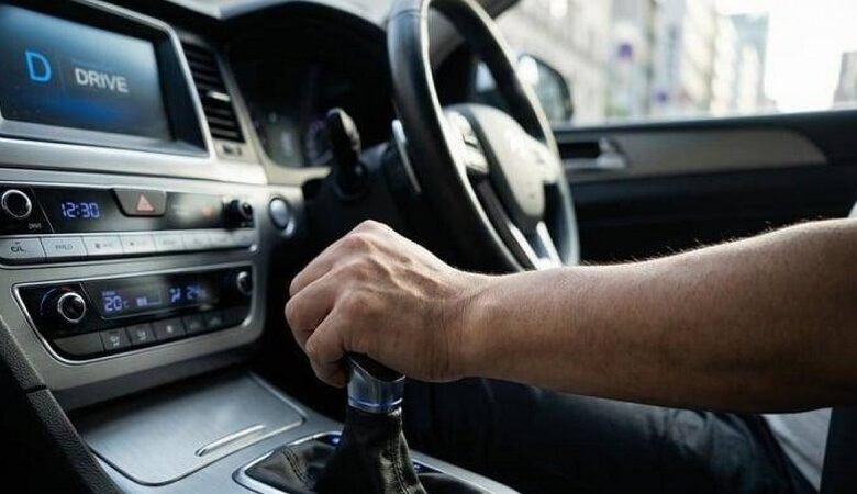 ماذا يحدث عند تحويل ناقل الحركة إلى وضعية P أثناء القيادة؟ 1 ماذا يحدث عند تحويل ناقل الحركة إلى وضعية P أثناء القيادة؟
