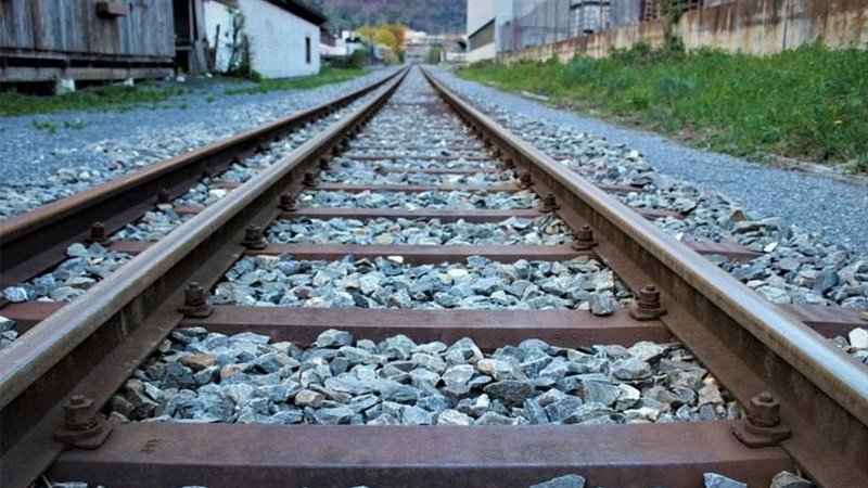 ليست خرسانة ولا أسفلت.. لماذا تُوضع حجارة بين قضبان القطار؟