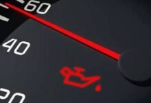 إضاءة لمبة الزيت في سيارتك.. متى يجب التوقف فوراً؟