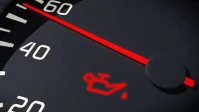 إضاءة لمبة الزيت في سيارتك.. متى يجب التوقف فوراً؟