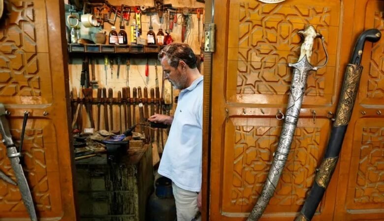 هندسة دقيقة لسلاح استثنائي.. ما سر السيف الدمشقي؟ 1 هندسة دقيقة لسلاح استثنائي.. ما سر السيف الدمشقي؟