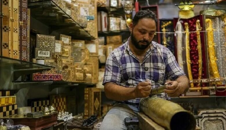  نحاسون بدمشق يحولون أدوات الحرب إلى رموز للجمال