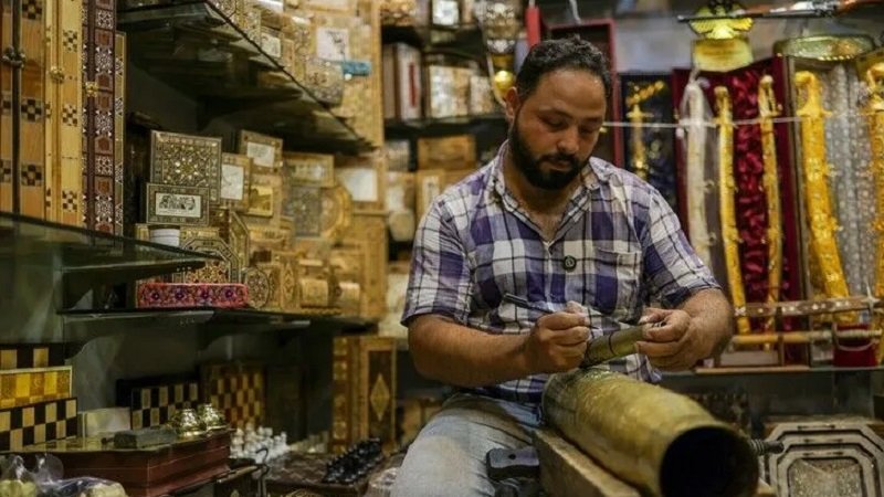  نحاسون بدمشق يحولون أدوات الحرب إلى رموز للجمال