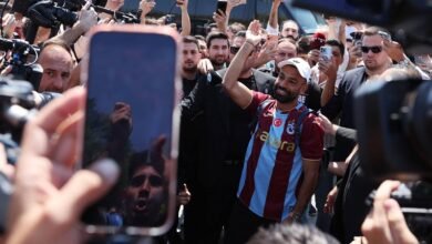 وسط حشد الإعلام والجماهير... صلاح يعلن انتقاله إلى طرابزون التركي 22 وسط حشد الإعلام والجماهير... صلاح يعلن انتقاله إلى طرابزون التركي