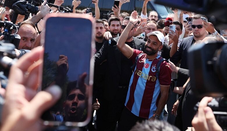 وسط حشد الإعلام والجماهير... صلاح يعلن انتقاله إلى طرابزون التركي 1 وسط حشد الإعلام والجماهير... صلاح يعلن انتقاله إلى طرابزون التركي