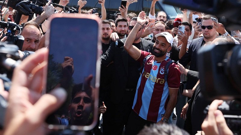 وسط حشد الإعلام والجماهير... صلاح يعلن انتقاله إلى طرابزون التركي 2 وسط حشد الإعلام والجماهير... صلاح يعلن انتقاله إلى طرابزون التركي