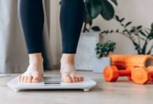 لماذا نكتسب الوزن مع العمر؟ 5 عادات قد تصنع الفارق