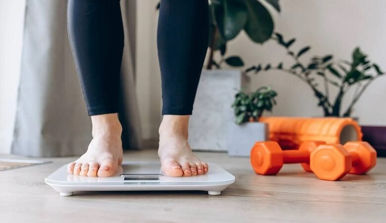 لماذا نكتسب الوزن مع العمر؟ 5 عادات قد تصنع الفارق
