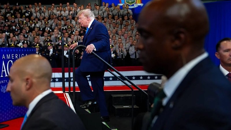 البيت الأبيض: ترامب كان يمزح بشأن إعلان هرمز أرضاً أميركية 2 البيت الأبيض: ترامب كان يمزح بشأن إعلان هرمز أرضاً أميركية