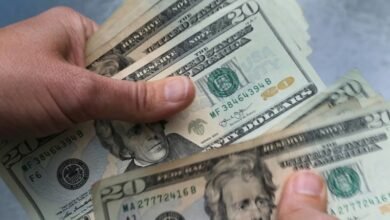 الدولار يتراجع مع تصاعد قلق الديون الأميركية