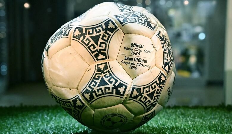 كرة «هدف القرن» لمارادونا تُباع مقابل 3.4 مليون دولار