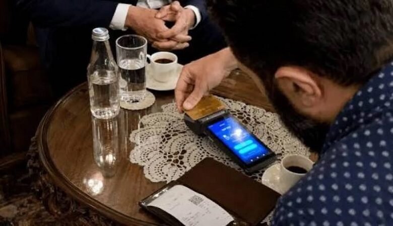 الشرع يجرب أول تحويل عبر «فيزا» لدفع ثمن قهوته في دمشق القديمة 1 الشرع يجرب أول تحويل عبر «فيزا» لدفع ثمن قهوته في دمشق القديمة