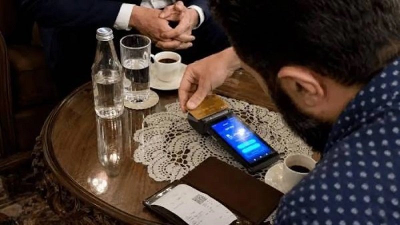 الشرع يجرب أول تحويل عبر «فيزا» لدفع ثمن قهوته في دمشق القديمة