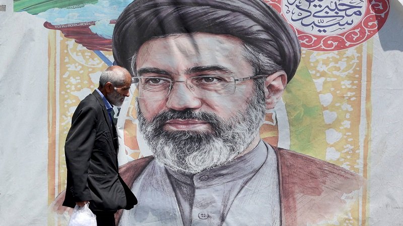 ستة أشهر من الصمت... استمرار غياب مجتبى يثير تساؤلات 2 ستة أشهر من الصمت... استمرار غياب مجتبى يثير تساؤلات