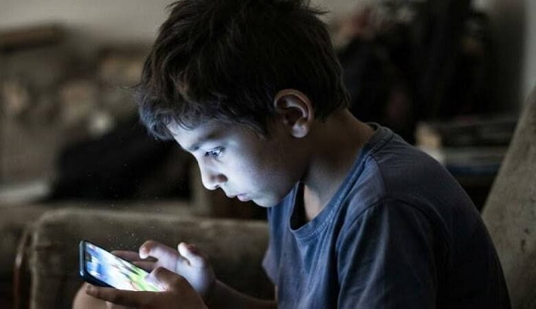 الهاتف الذكي قبل سن 12.. ما الذي يفعله بأطفالك؟