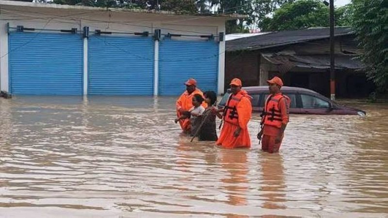 الفيضانات في ولاية آسام الهندية تودي بـ98 شخصاً 2 الفيضانات في ولاية آسام الهندية تودي بـ98 شخصاً