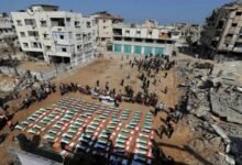 112 ضحية قتلتهم إسرائيل.. أكبر جنازة جماعية في غزة