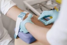ما التحاليل الطبية التي يُنصح بإجرائها سنوياً بعد سن الأربعين؟
