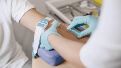ما التحاليل الطبية التي يُنصح بإجرائها سنوياً بعد سن الأربعين؟