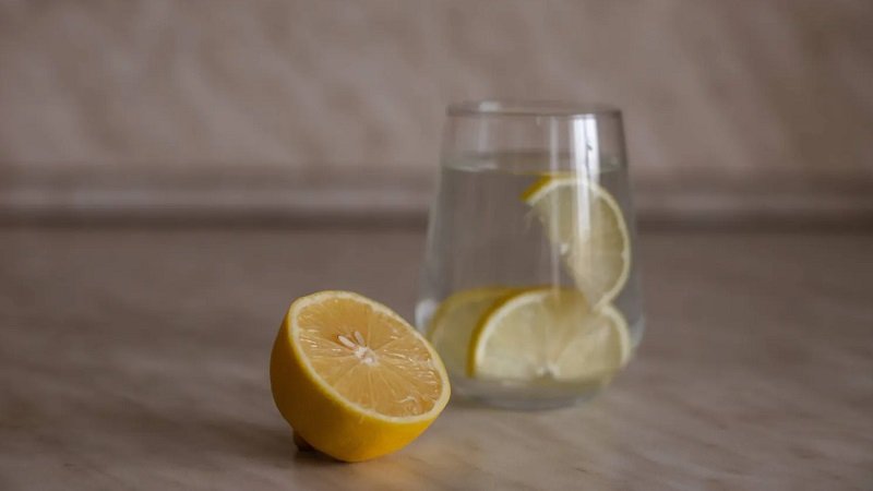 ماذا يحدث لجسمك عندما تبدأ يومك بشرب الماء؟