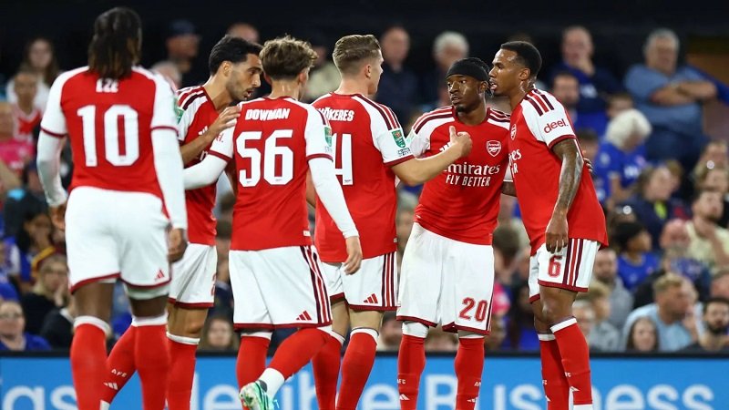 هل تنحصر المنافسة على لقب الدوري الإنجليزي بين فريقين فقط؟ 2 هل تنحصر المنافسة على لقب الدوري الإنجليزي بين فريقين فقط؟