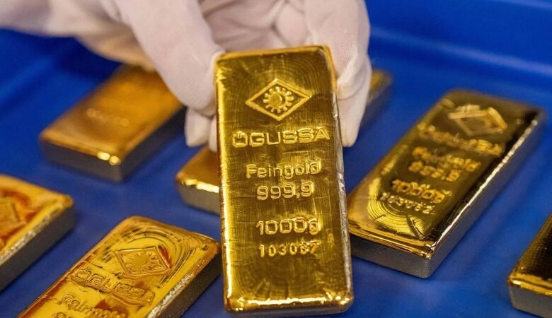 الذهب يتراجع متجهاً لتسجيل خسارة أسبوعية