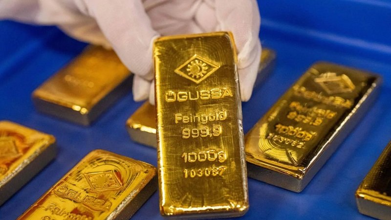 الذهب يتراجع متجهاً لتسجيل خسارة أسبوعية 2 الذهب يتراجع متجهاً لتسجيل خسارة أسبوعية