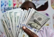الدولار يقترب من أعلى مستوى في شهرين مع صعود النفط 12 الدولار يقترب من أعلى مستوى في شهرين مع صعود النفط