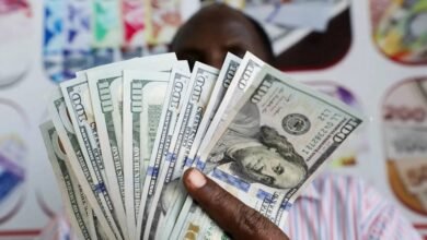 الدولار يقترب من أعلى مستوى في شهرين مع صعود النفط