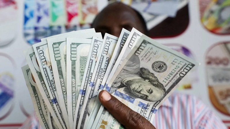 الدولار يقترب من أعلى مستوى في شهرين مع صعود النفط 2 الدولار يقترب من أعلى مستوى في شهرين مع صعود النفط