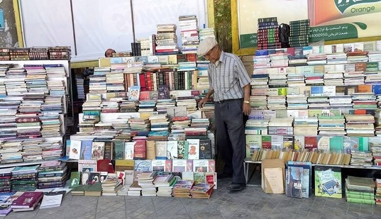 بسطات الكتب في دمشق.. مشهد ثقافي ينبض بالحياة في قلب العاصمة السورية