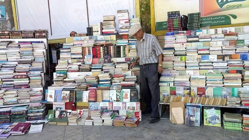 بسطات الكتب في دمشق.. مشهد ثقافي ينبض بالحياة في قلب العاصمة السورية 2 بسطات الكتب في دمشق.. مشهد ثقافي ينبض بالحياة في قلب العاصمة السورية