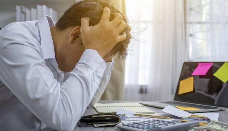 5 عادات تقودك إلى الإفلاس مهما كان راتبك.. هل تقع فيها؟