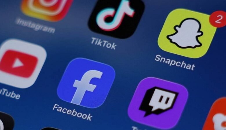 فرنسا تقترح حظر شبكات التواصل لمن هم دون 15 عاماً 1 فرنسا تقترح حظر شبكات التواصل لمن هم دون 15 عاماً