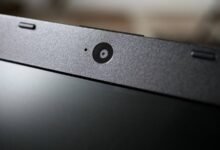 فتحة غامضة بجوار كاميرا اللابتوب.. ما وظيفتها السرية؟ 2 فتحة غامضة بجوار كاميرا اللابتوب.. ما وظيفتها السرية؟