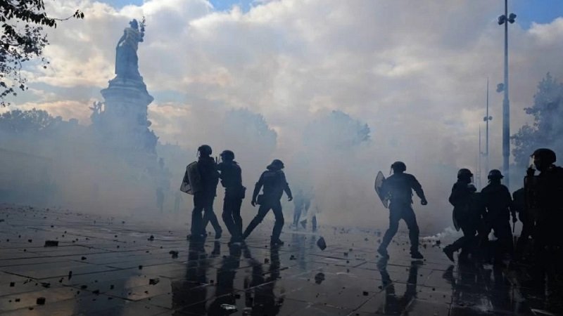 نصف مليون شخص يحتجون في فرنسا وسط تصاعد العنف 2 نصف مليون شخص يحتجون في فرنسا وسط تصاعد العنف